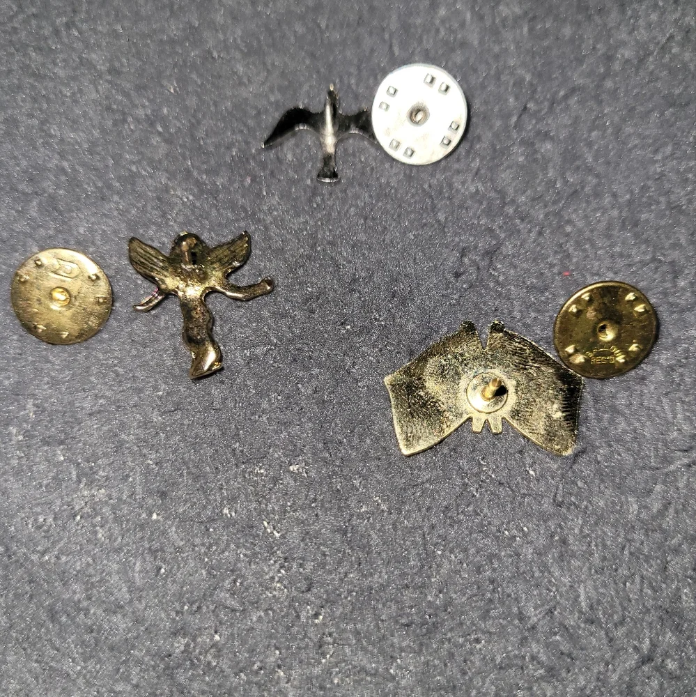 3 Random Label Pins - Picture 4 of 4